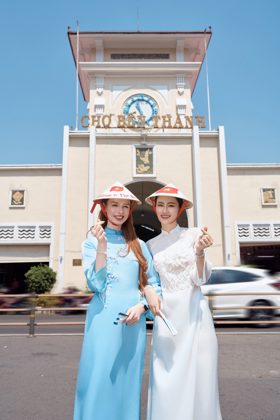 Hoa hậu Ý Nhi rạng rỡ đọ sắc cùng 'đối thủ' tại Miss World Hoa hậu Ý Nhi rạng rỡ đọ sắc cùng 'đối thủ' tại Miss World