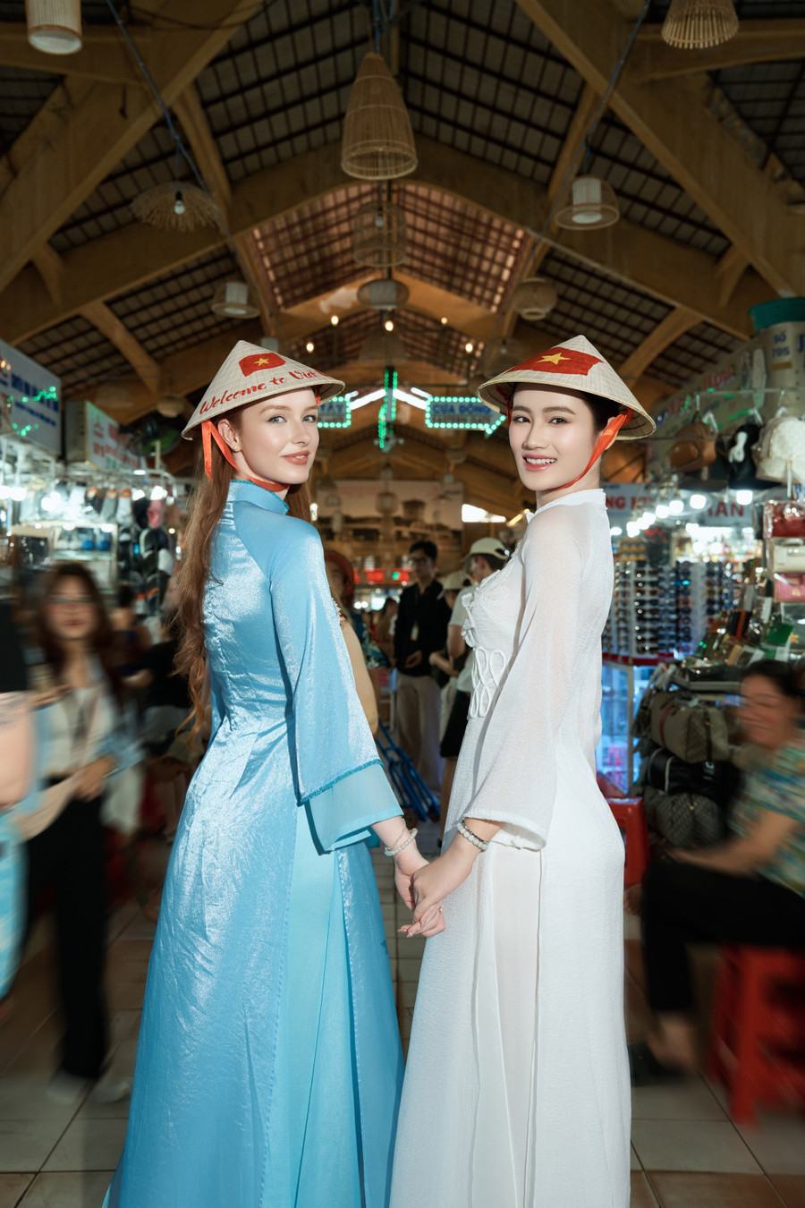 Hoa hậu Ý Nhi rạng rỡ đọ sắc cùng 'đối thủ' tại Miss World Hoa hậu Ý Nhi rạng rỡ đọ sắc cùng 'đối thủ' tại Miss World