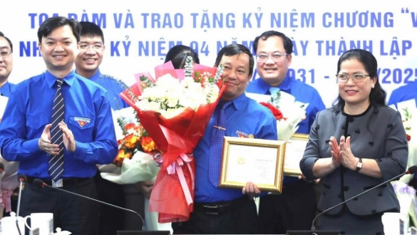 Tổng biên tập Tạp chí Thanh niên nhận Kỷ niệm chương “Vì sự nghiệp giáo dục”