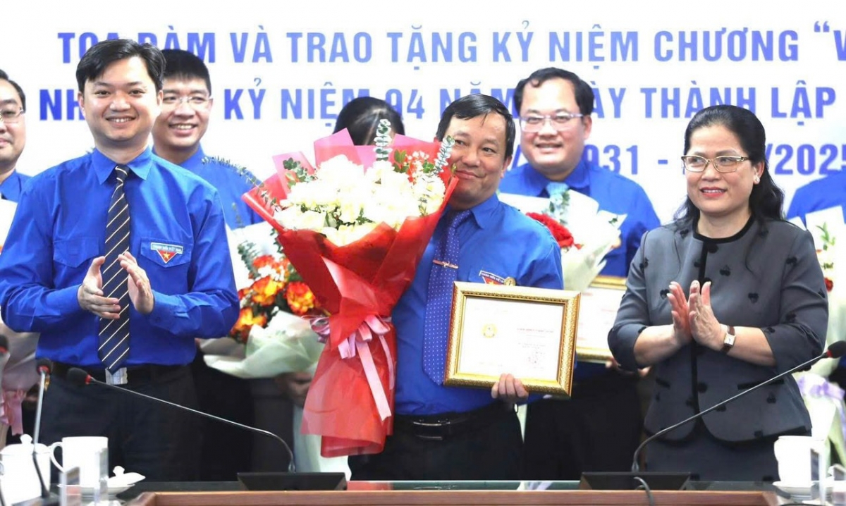 Tọa đàm và trao tặng Kỷ niệm chương “Vì sự nghiệp giáo dục” cho 11 cán bộ Đoàn Tọa đàm và trao tặng Kỷ niệm chương “Vì sự nghiệp giáo dục” cho 11 cán bộ Đoàn