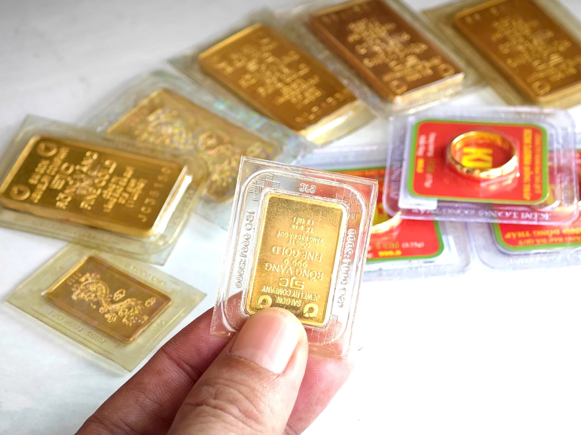 Giá vàng tăng mạnh giữa chiến sự Trung Đông, có nên mua khi thị trường biến động?