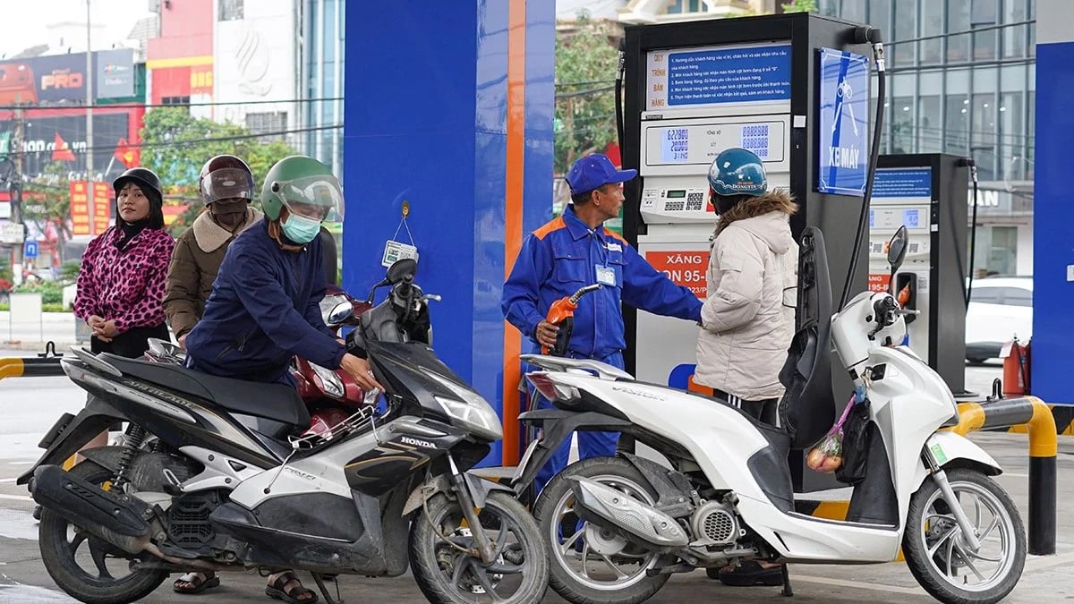 Xăng RON95 vượt 29.000 đồng/lít, dầu hỏa quay đầu giảm mạnh