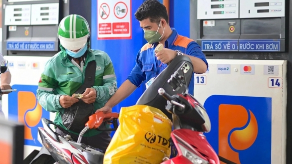 Giá xăng dầu đồng loạt giảm mạnh kỳ từ 22 giờ ngày 11/3