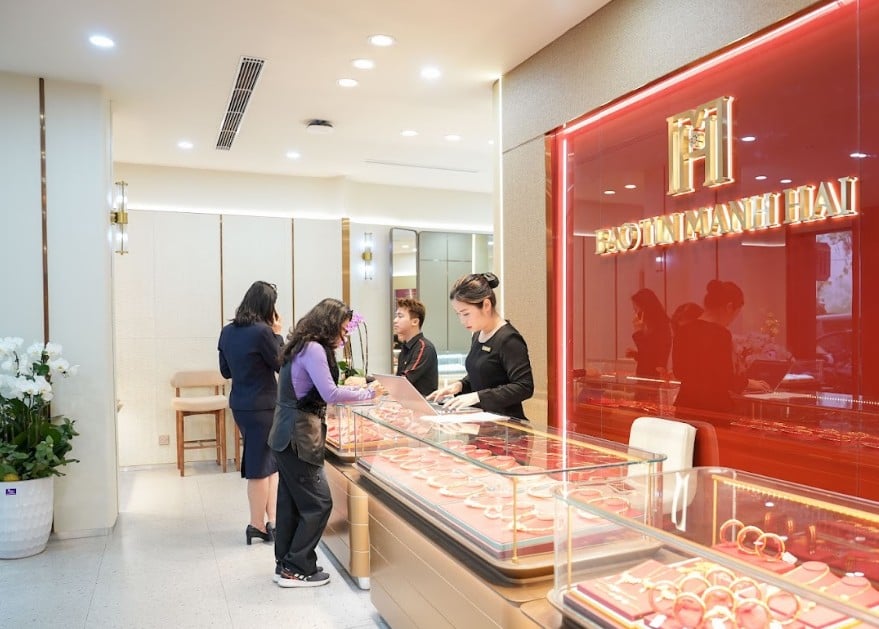 Giá vàng hôm nay 13/3: Tiếp tục bám mức gần 187 triệu/lượng