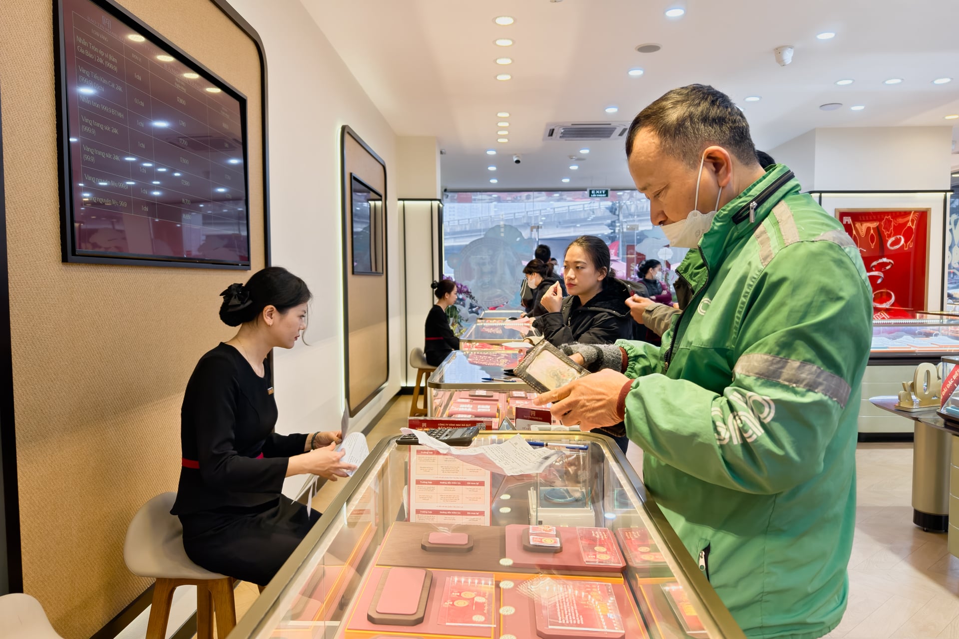 Giá vàng hôm nay 17/3: Vàng miếng mất mốc 180 triệu/lượng