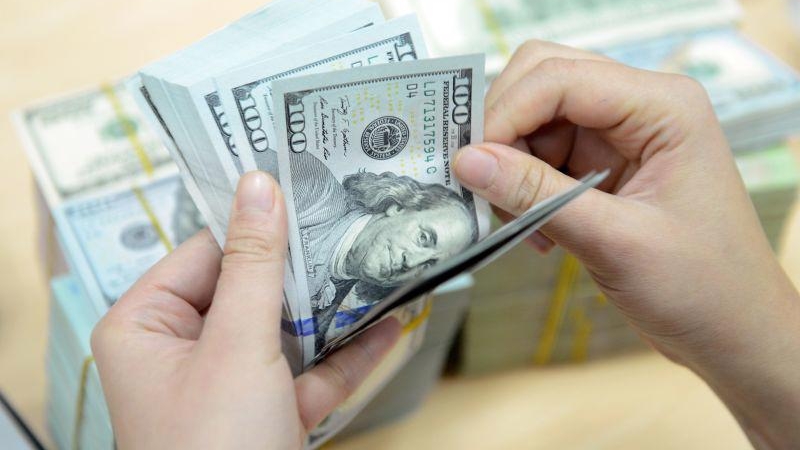 Giá USD tự do tăng phi mã, vượt 27.700 đồng