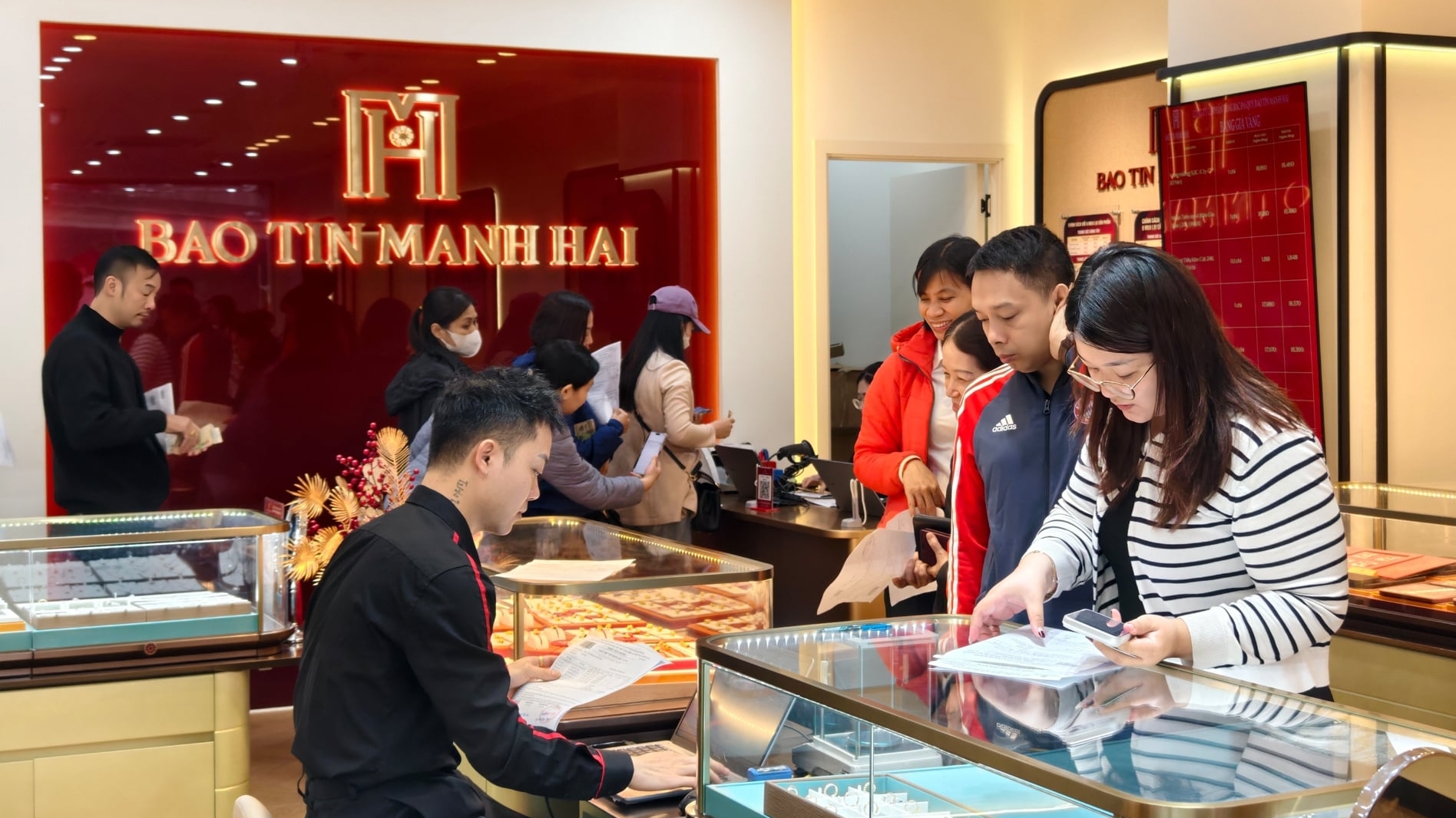 Giá vàng hôm nay 25/3: Vàng nhẫn tăng mạnh, vượt 175 triệu/lượng