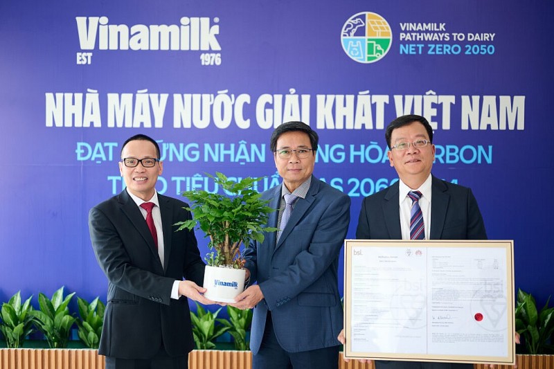 Vinamilk có thêm 1 nhà máy đạt chứng nhận trung hòa carbon, đẩy mạnh “xanh hóa” sản xuất