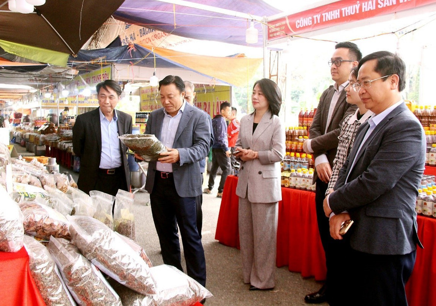 Hơn 350 gian hàng giới thiệu đặc sản Đất Tổ dịp Lễ hội Đền Hùng 2025 Hơn 350 gian hàng giới thiệu đặc sản Đất Tổ dịp Lễ hội Đền Hùng 2025