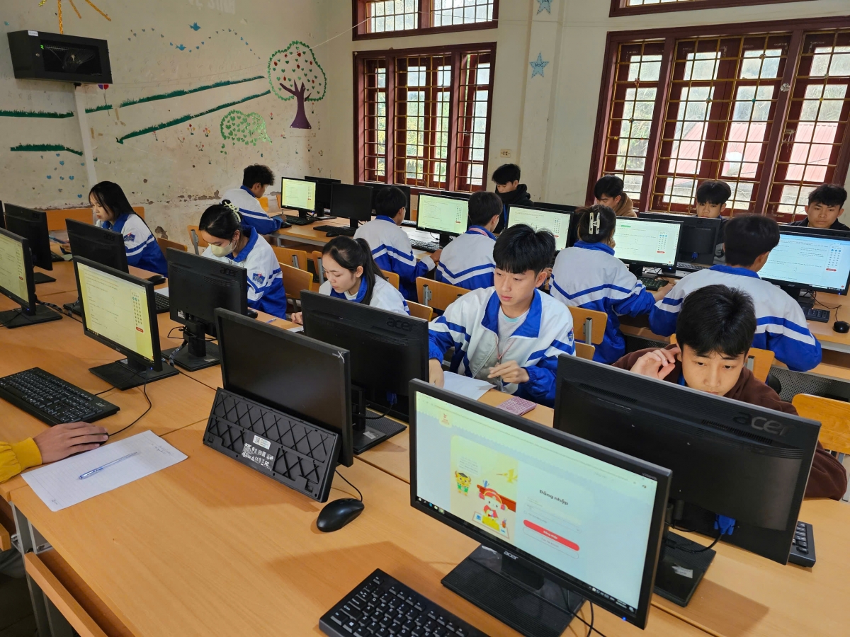 Hàng ngàn học sinh trên cả nước tham gia thi thử tốt nghiệp THPT môn Toán Hàng ngàn học sinh trên cả nước tham gia thi thử tốt nghiệp THPT môn Toán