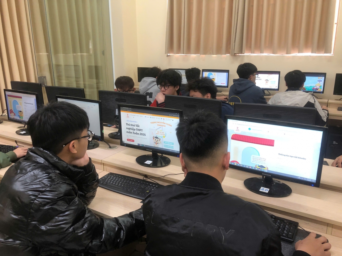 Hàng ngàn học sinh trên cả nước tham gia thi thử tốt nghiệp THPT môn Toán Hàng ngàn học sinh trên cả nước tham gia thi thử tốt nghiệp THPT môn Toán