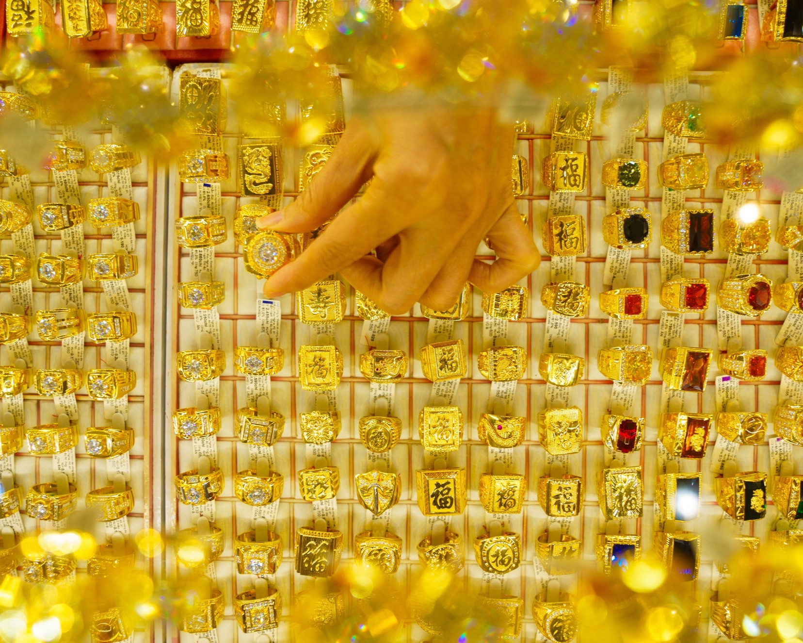 Giá vàng hôm nay ngày 5/4 lao dốc vùn vụt giá vàng nhẫn và miếng Giá vàng hôm nay ngày 5/4 lao dốc vùn vụt giá vàng nhẫn và miếng