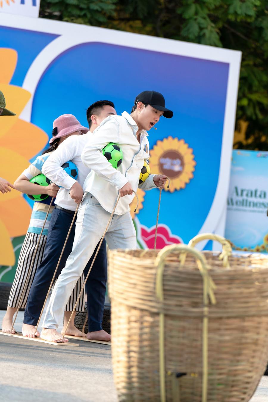 Hoa hậu Bảo Ngọc, diễn viên Quốc Trường nỗ lực 'bù tiền' cho em nhỏ bị ung thư Hoa hậu Bảo Ngọc, diễn viên Quốc Trường nỗ lực 'bù tiền' cho em nhỏ bị ung thư