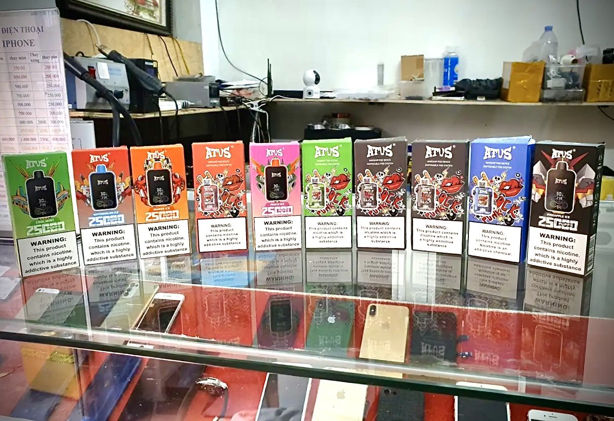 Thuốc lá điện tử: ‘Cấm nhưng cứ bán, phạt tính sau’