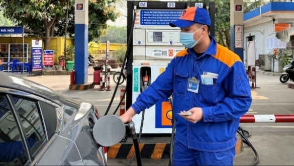 Giá xăng giảm gần 400 đồng/lít từ 15h ngày 17/4