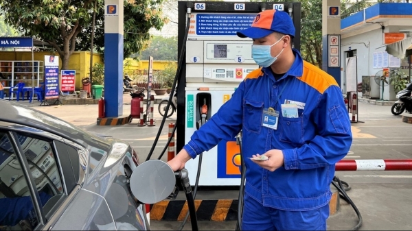 Giá xăng giảm gần 400 đồng/lít từ 15h ngày 17/4