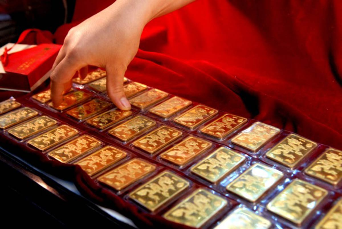 Vàng chạm mốc 121 triệu/lượng, còn bất ổn giá còn leo cao