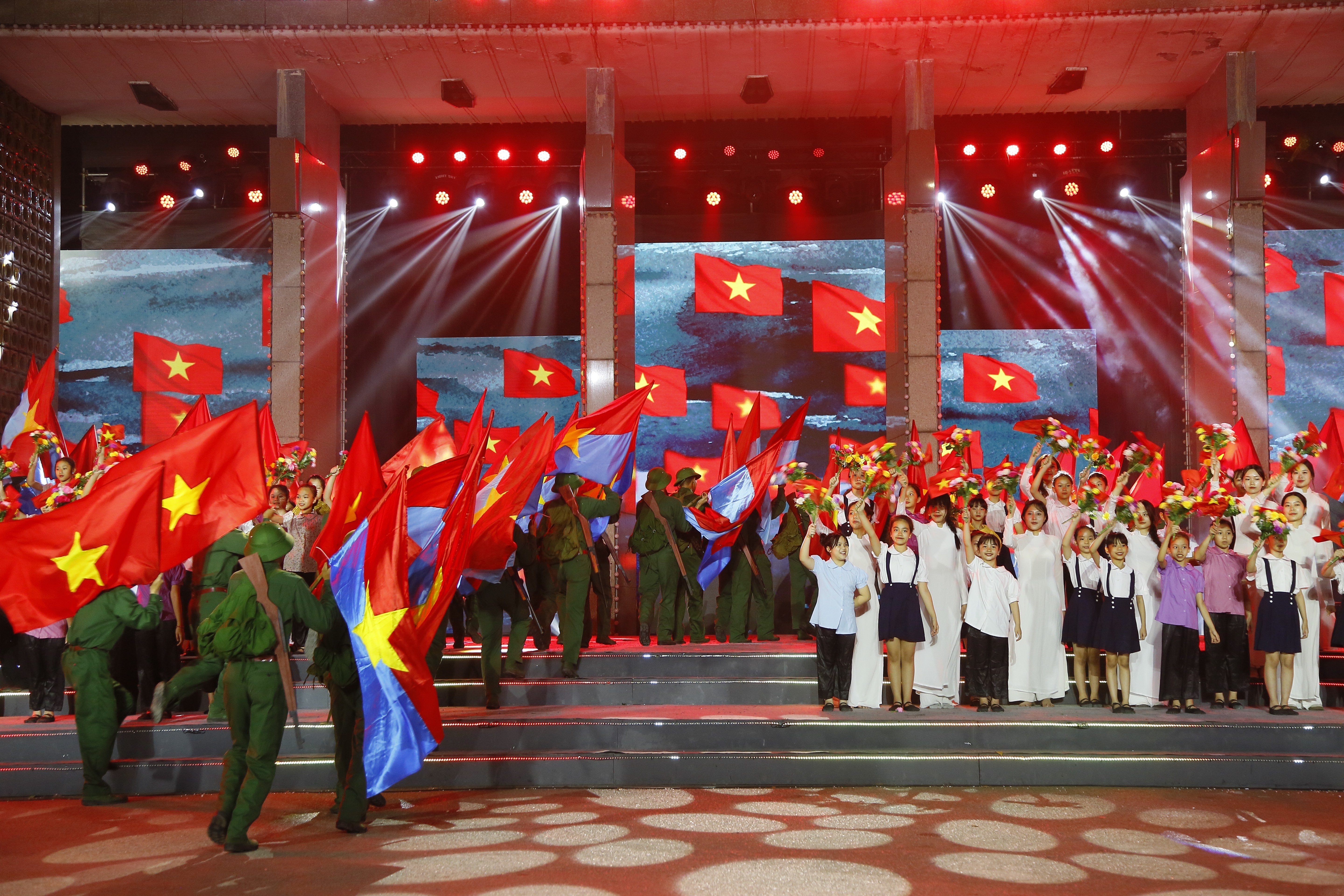 Tối nay (27/4), ba miền Tổ quốc hội tụ trong cầu truyền hình Tối nay (27/4), ba miền Tổ quốc hội tụ trong cầu truyền hình