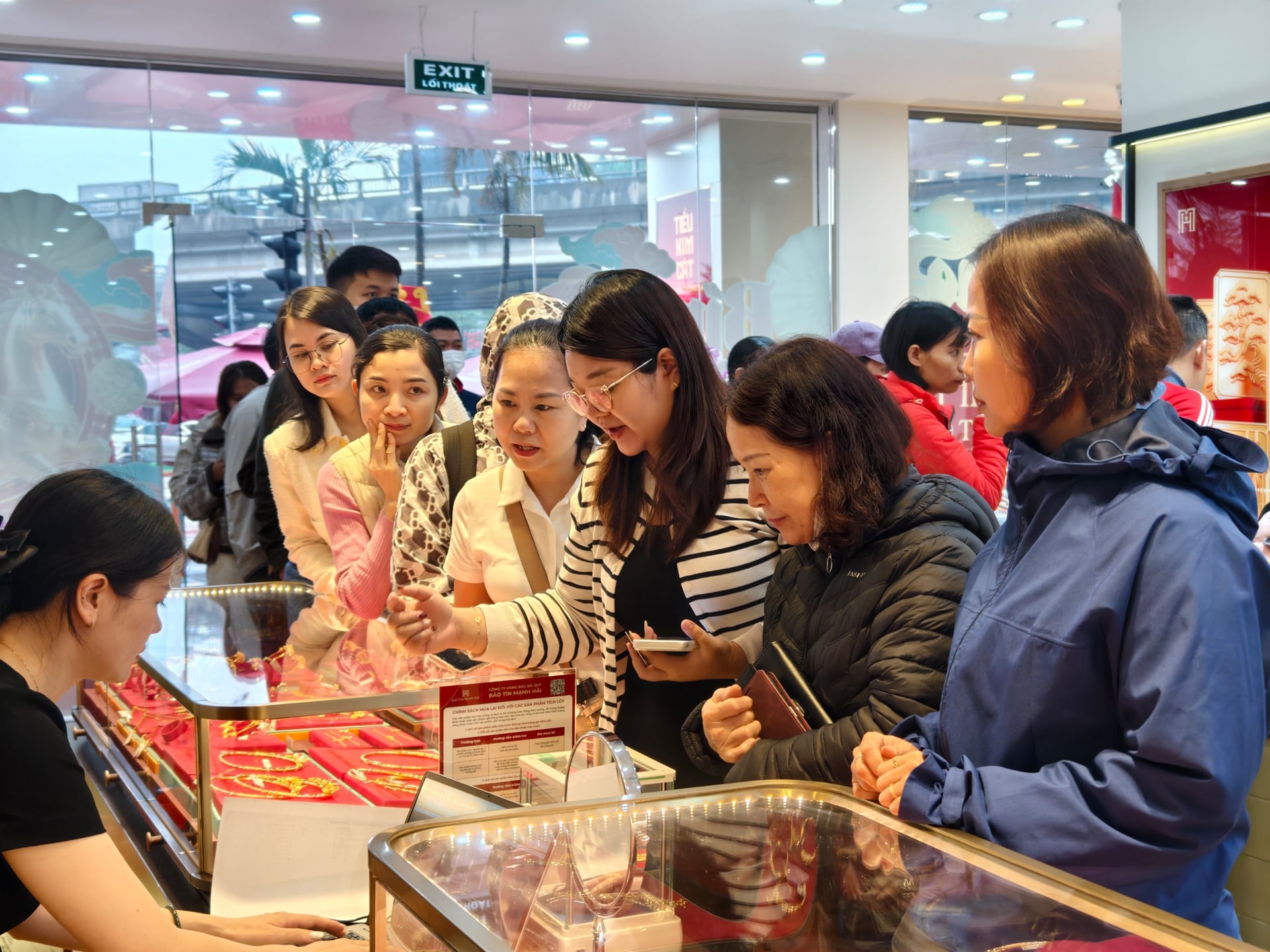 Giá vàng hôm nay 6/4: ‘Bốc hơi’ tới hơn 1 triệu/lượng