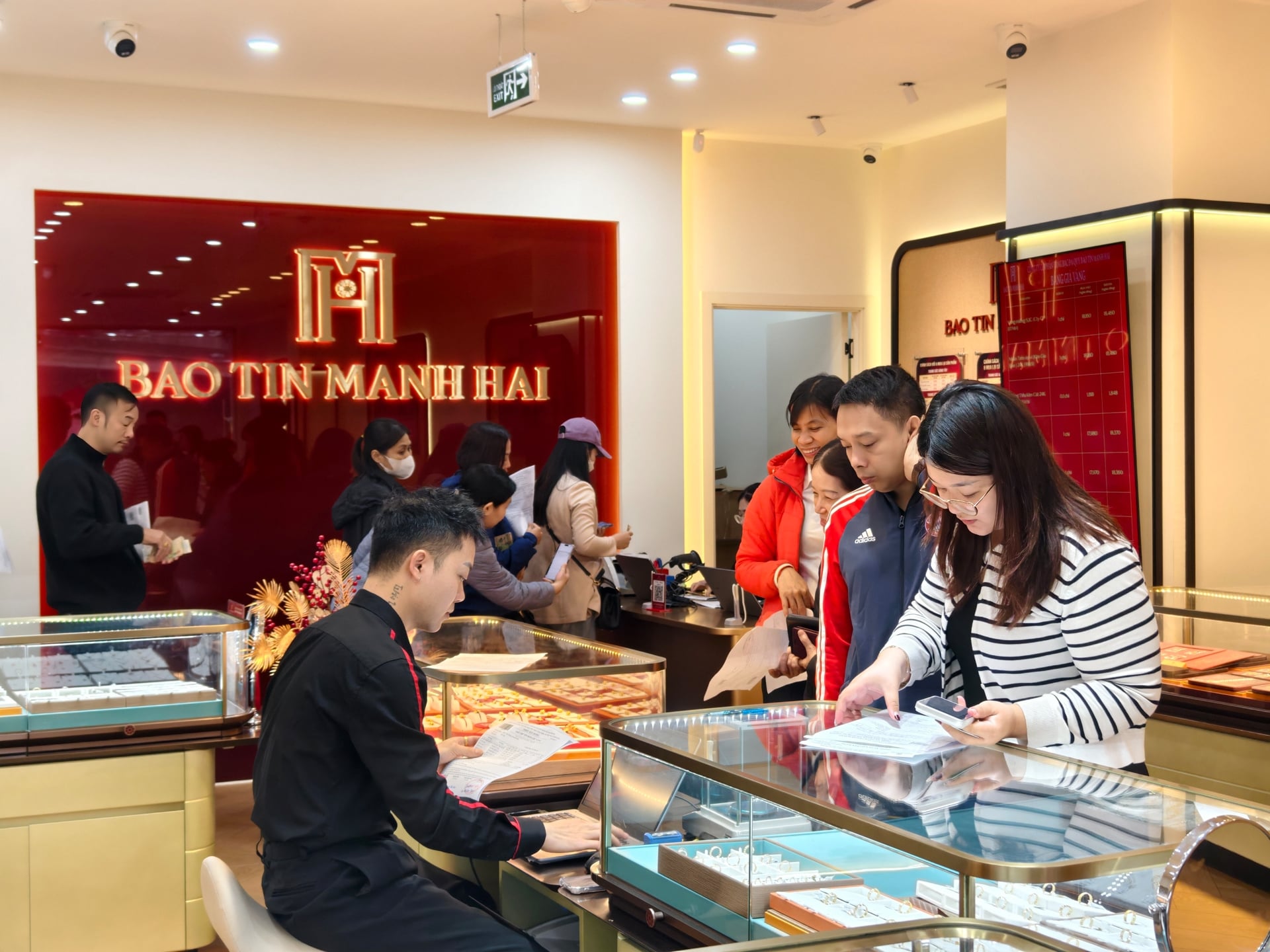 Giá vàng hôm nay 8/4: Vàng nhẫn liên tục đảo chiều, rủi ro chờ phía trước Giá vàng hôm nay 8/4: Vàng nhẫn liên tục đảo chiều, rủi ro chờ phía trước