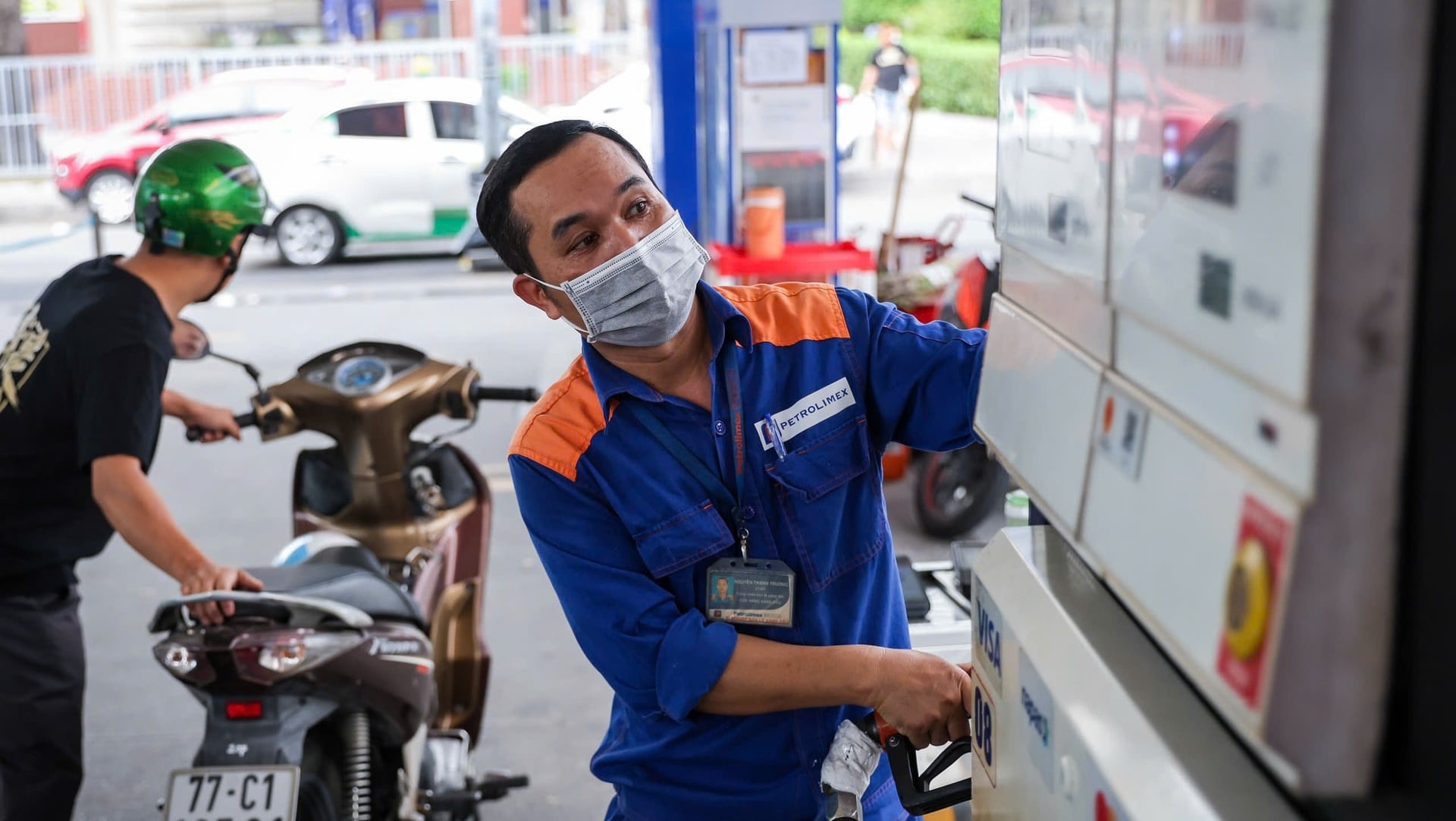 Điều hành giá xăng lúc nửa đêm: Bộ Công Thương nói gì?