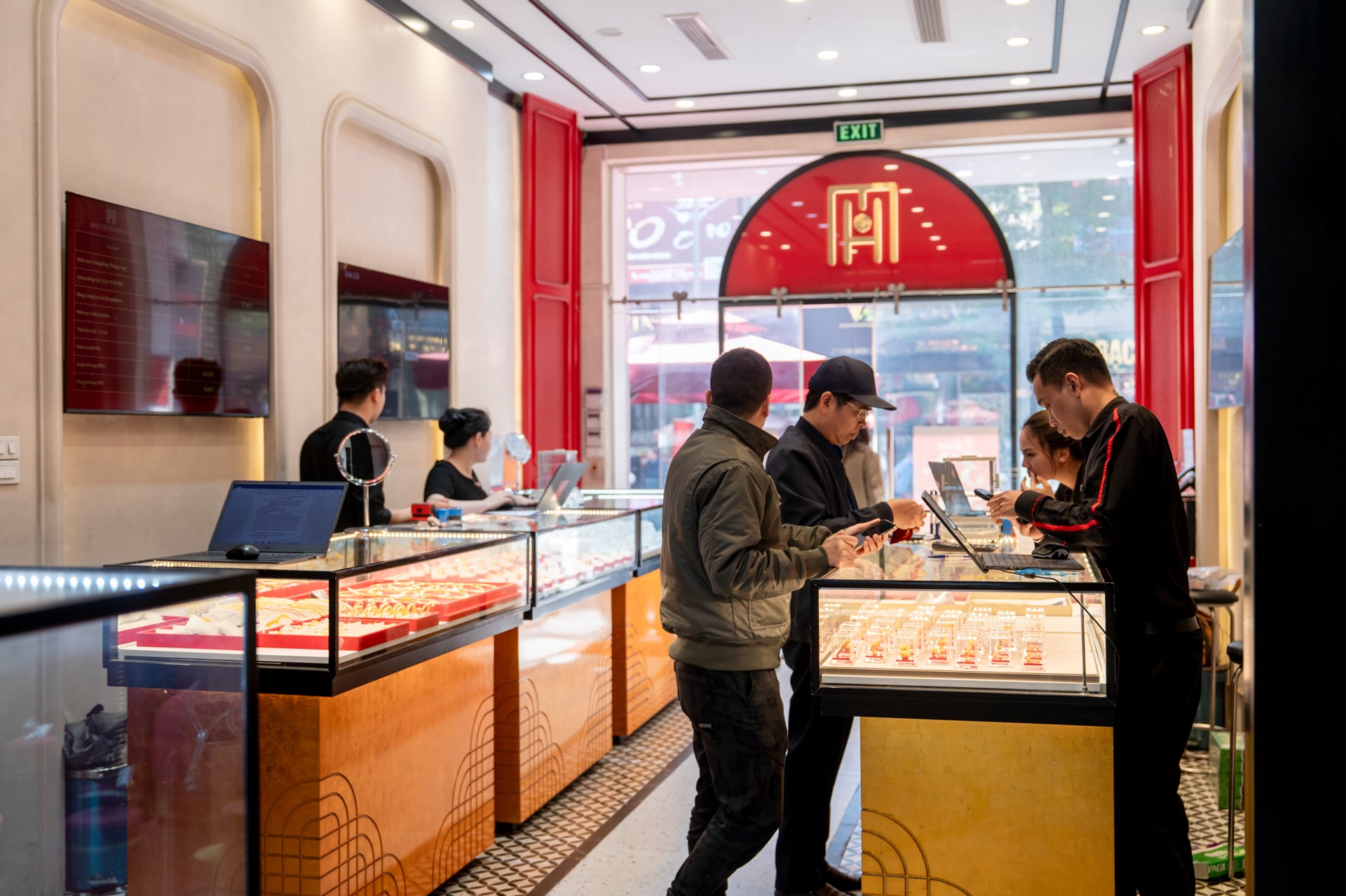 Giá vàng hôm nay 14/4: Tăng 2 triệu/lượng sau một đêm