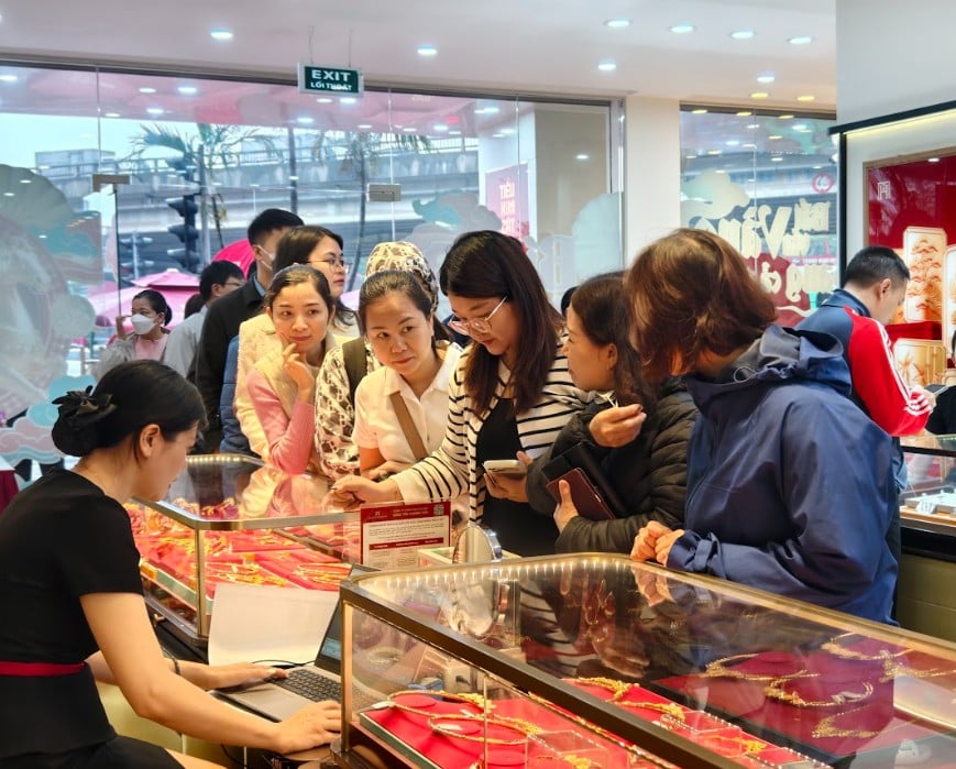 Giá vàng hôm nay 17/4: Vàng miếng SJC giảm mạnh