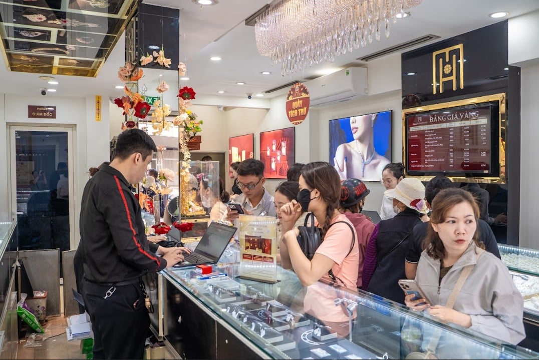 Giá vàng hôm nay 25/4: Đồng loạt giảm mạnh