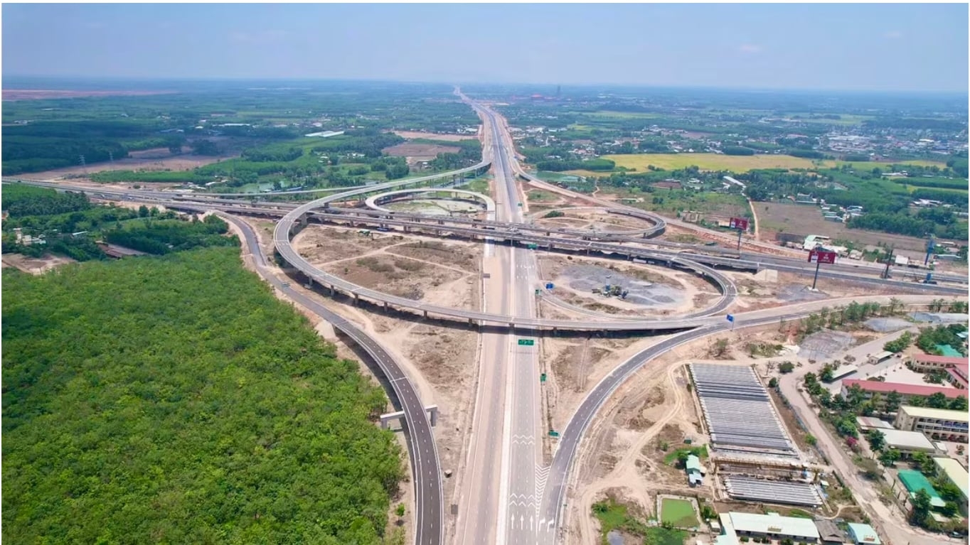 Thông xe 12 dự án cao tốc dịp 30/4, mở rộng kết nối Bắc – Nam