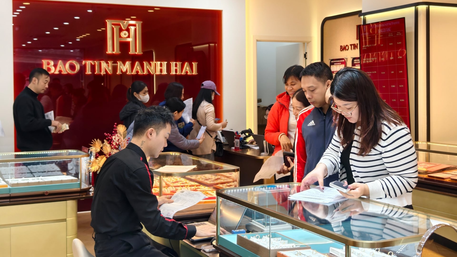 Giá vàng tuần qua: Vàng nhẫn, vàng miếng "đua nhau" giảm