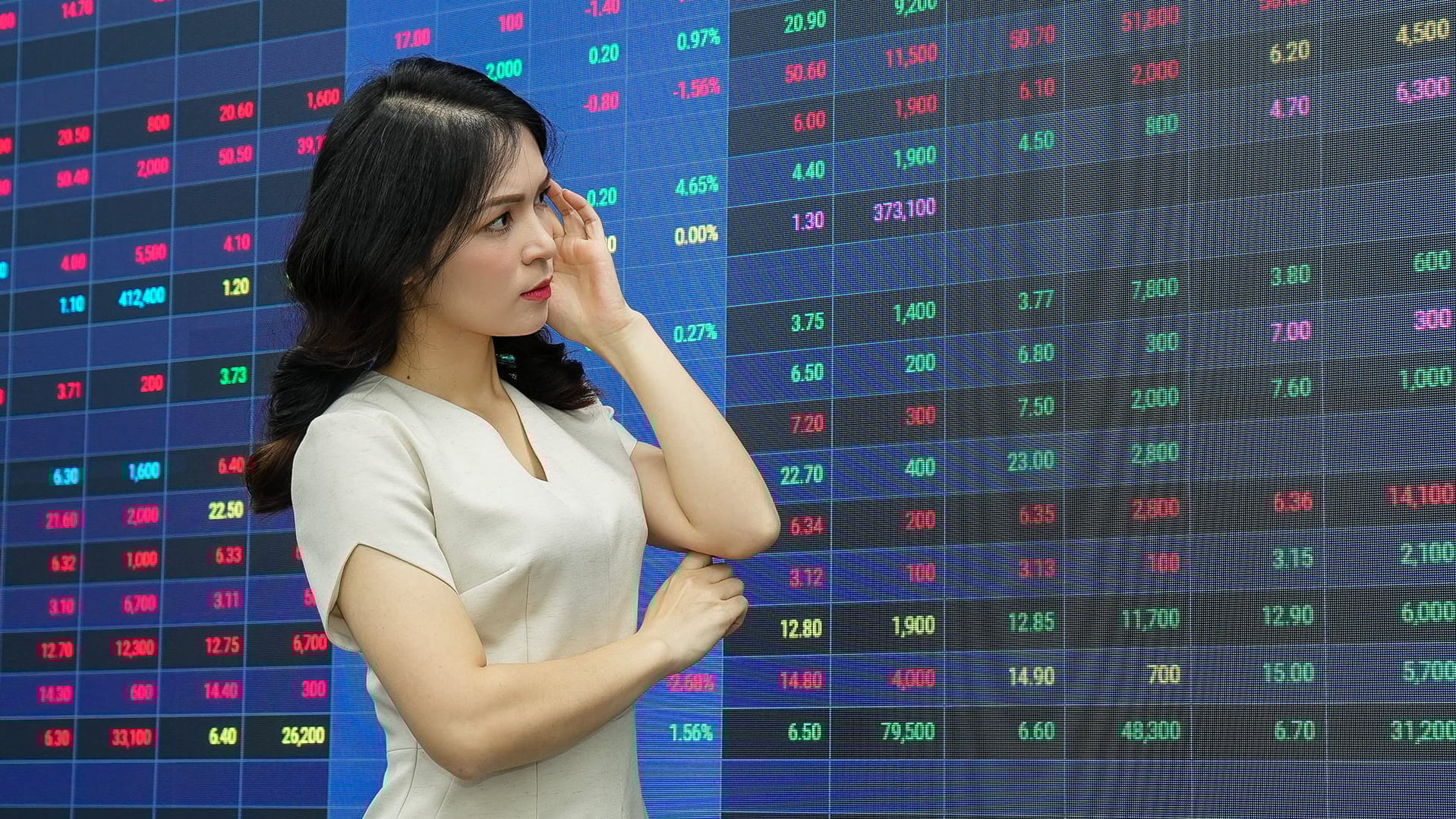 Lãi suất đảo chiều, gửi tiết kiệm có còn hút dòng tiền?