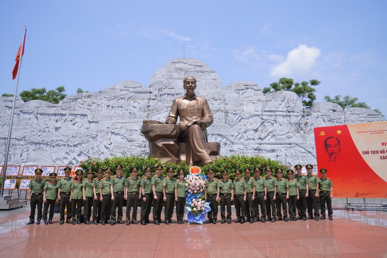 Cán bộ, giáo viên Trường ĐH Kỹ thuật - Hậu cần CAND dâng hương tại khu di tích Sáu điều Bác Hồ dạy CAND