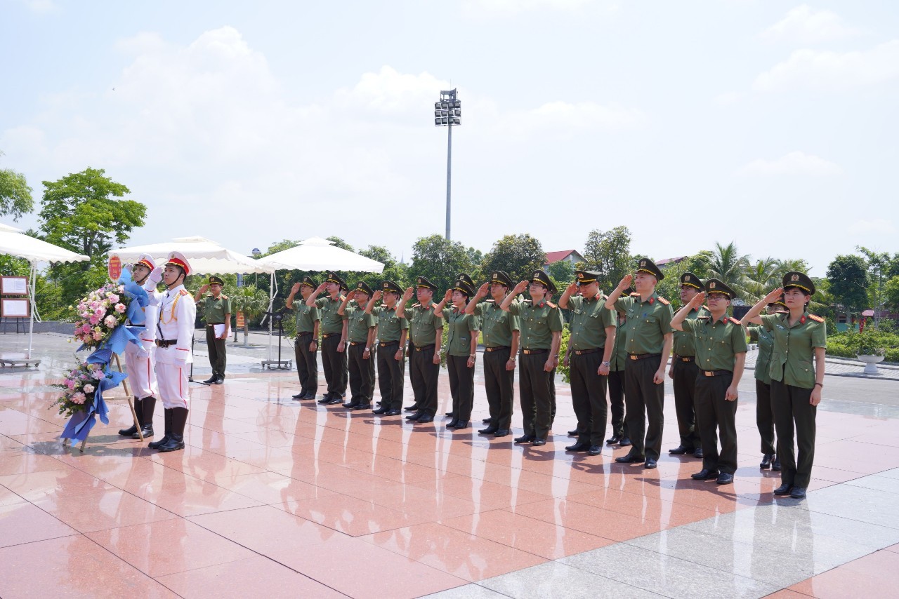 Cán bộ, giáo viên Trường ĐH Kỹ thuật - Hậu cần CAND dâng hương tại khu di tích Sáu điều Bác Hồ dạy CAND