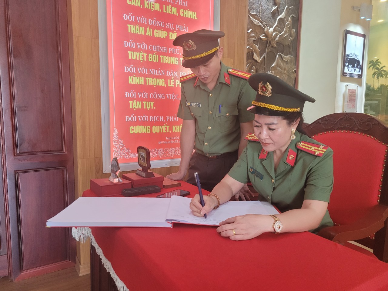 Cán bộ, giáo viên Trường ĐH Kỹ thuật   Hậu cần CAND dâng hương tại khu di tích Sáu điều Bác Hồ dạy CAND