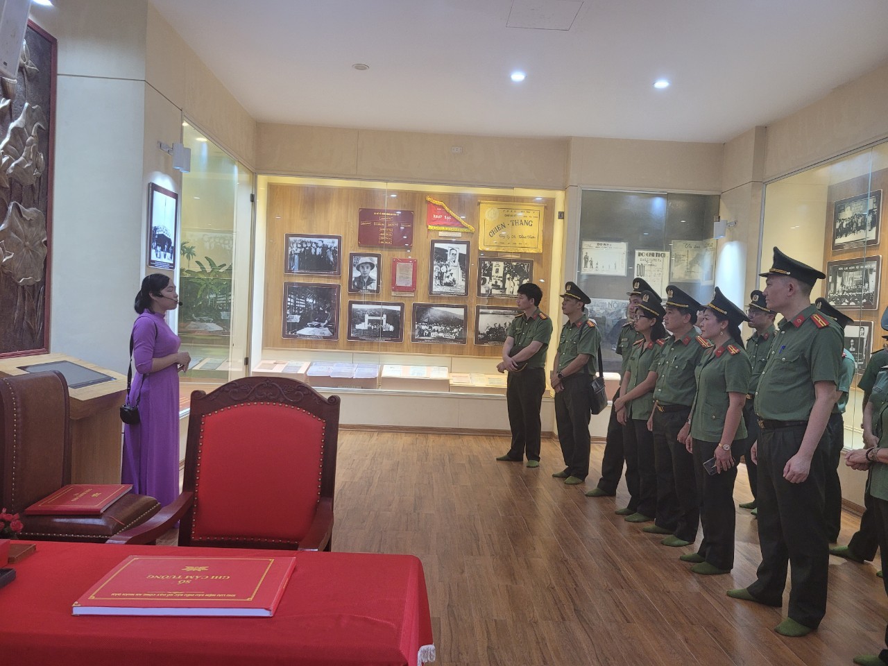 Cán bộ, giáo viên Trường ĐH Kỹ thuật   Hậu cần CAND dâng hương tại khu di tích Sáu điều Bác Hồ dạy CAND