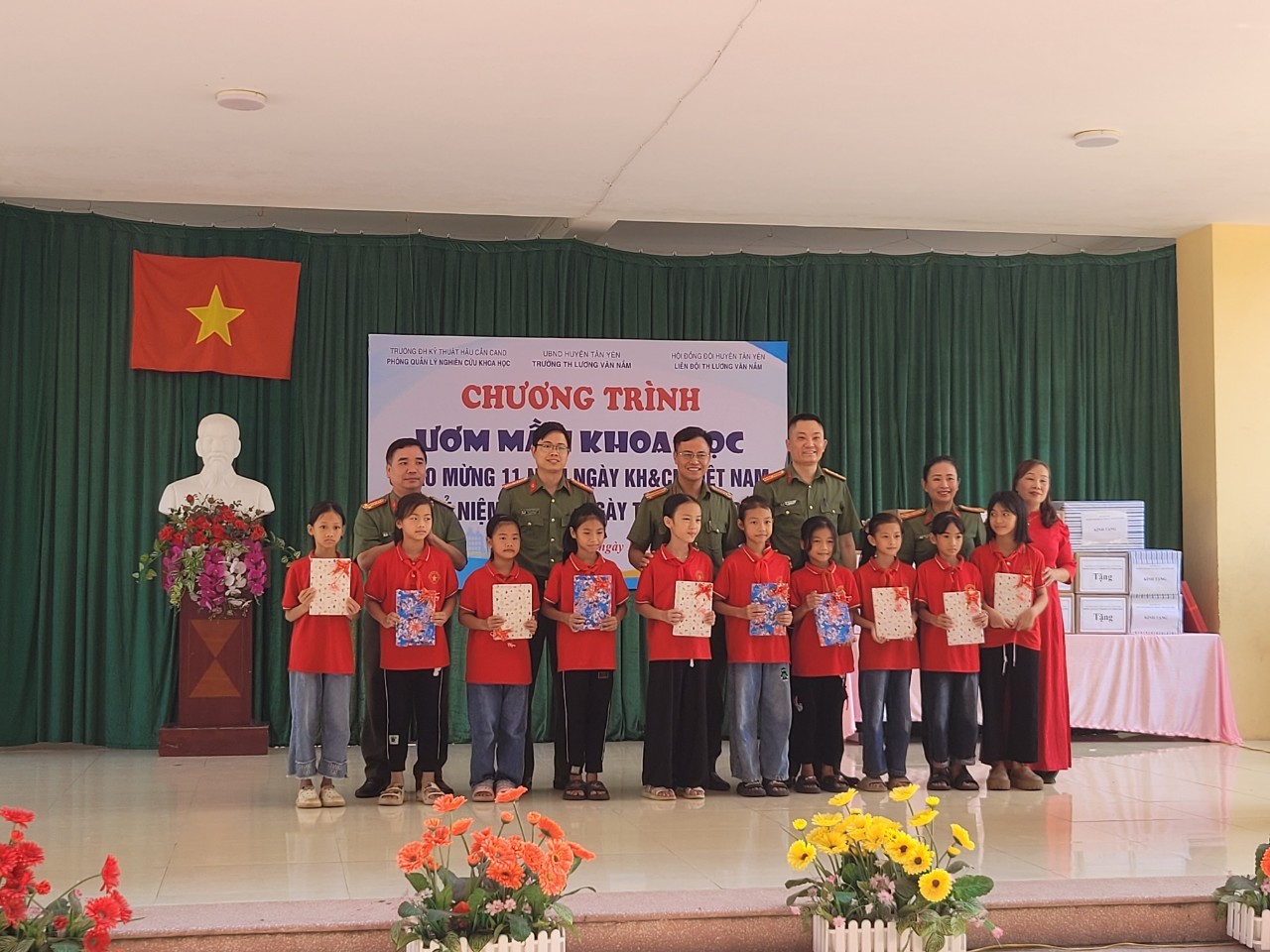 Cán bộ, giáo viên Trường ĐH Kỹ thuật - Hậu cần CAND dâng hương tại khu di tích Sáu điều Bác Hồ dạy CAND