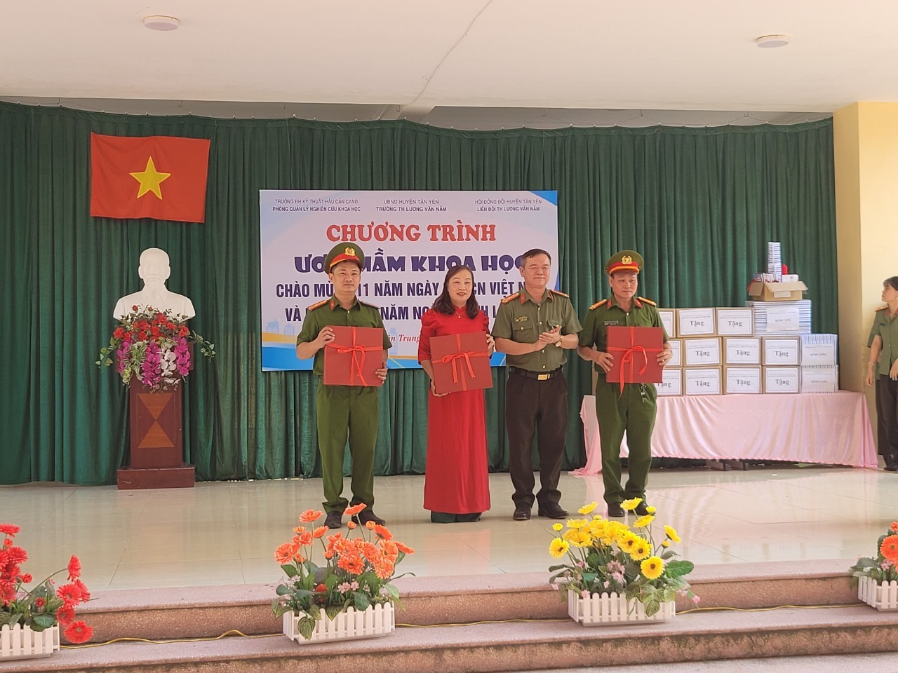 Cán bộ, giáo viên Trường ĐH Kỹ thuật - Hậu cần CAND dâng hương tại khu di tích Sáu điều Bác Hồ dạy CAND