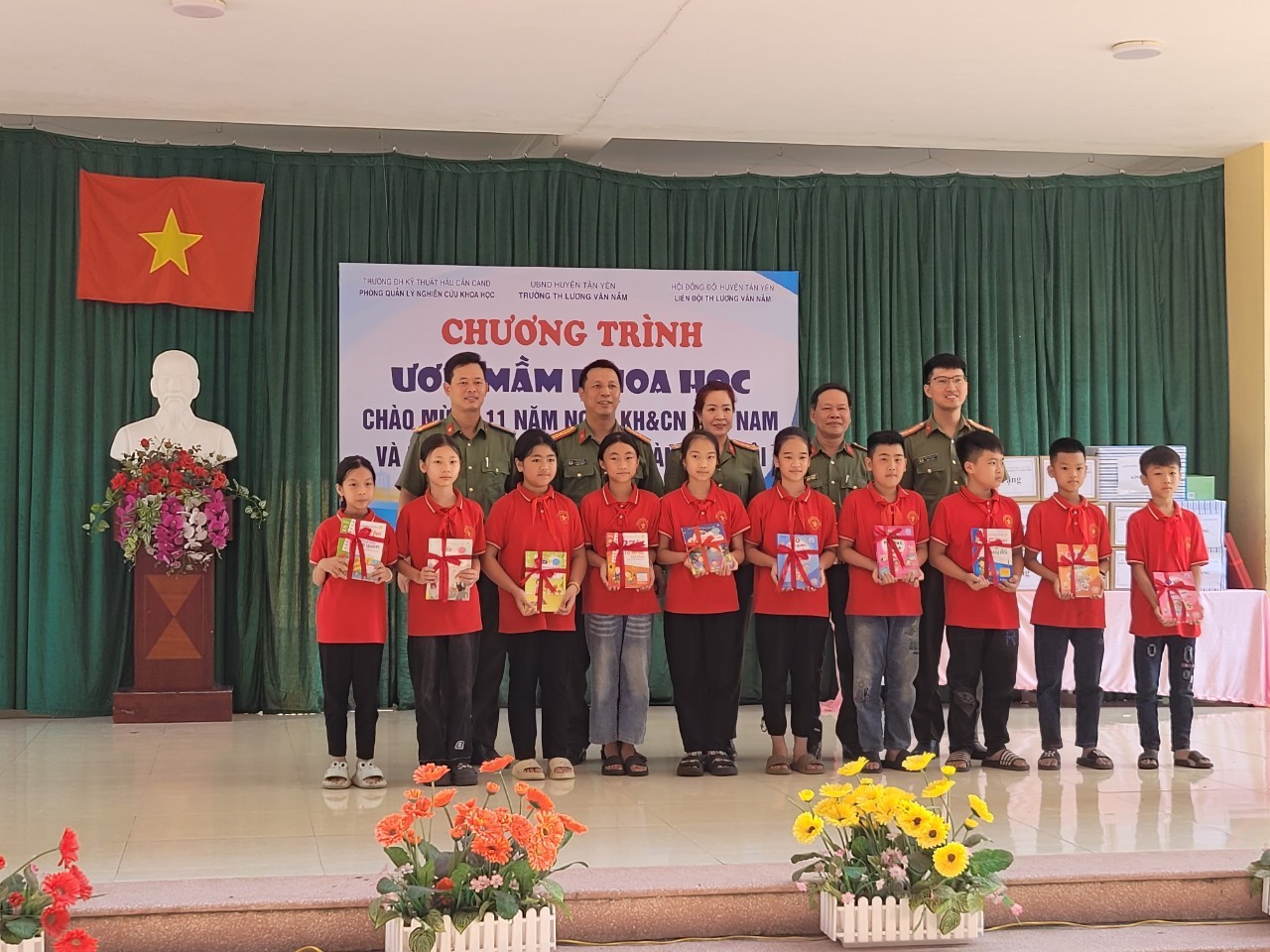 Cán bộ, giáo viên Trường ĐH Kỹ thuật - Hậu cần CAND dâng hương tại khu di tích Sáu điều Bác Hồ dạy CAND