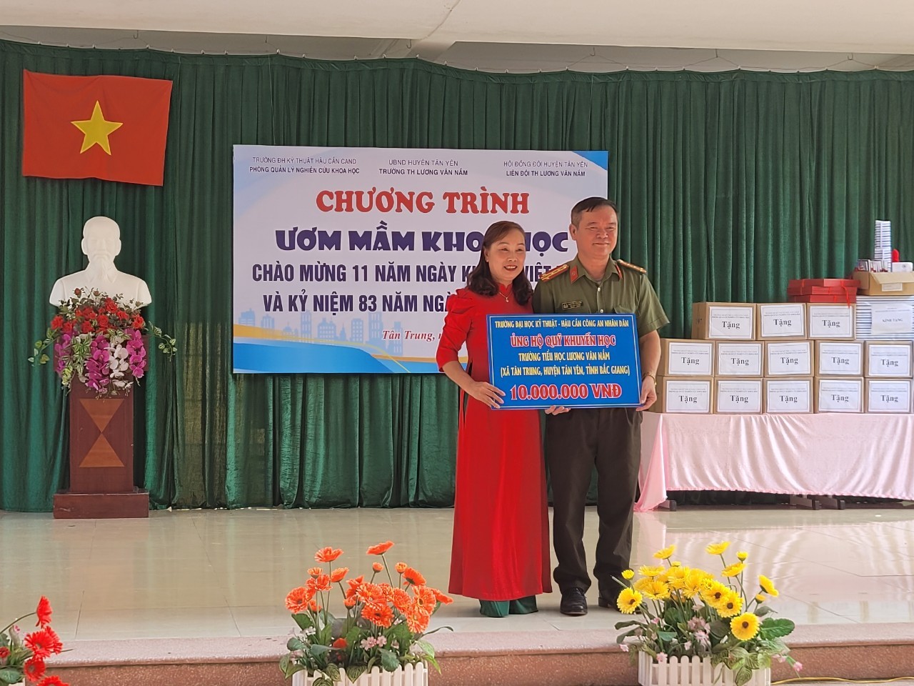 Cán bộ, giáo viên Trường ĐH Kỹ thuật - Hậu cần CAND dâng hương tại khu di tích Sáu điều Bác Hồ dạy CAND