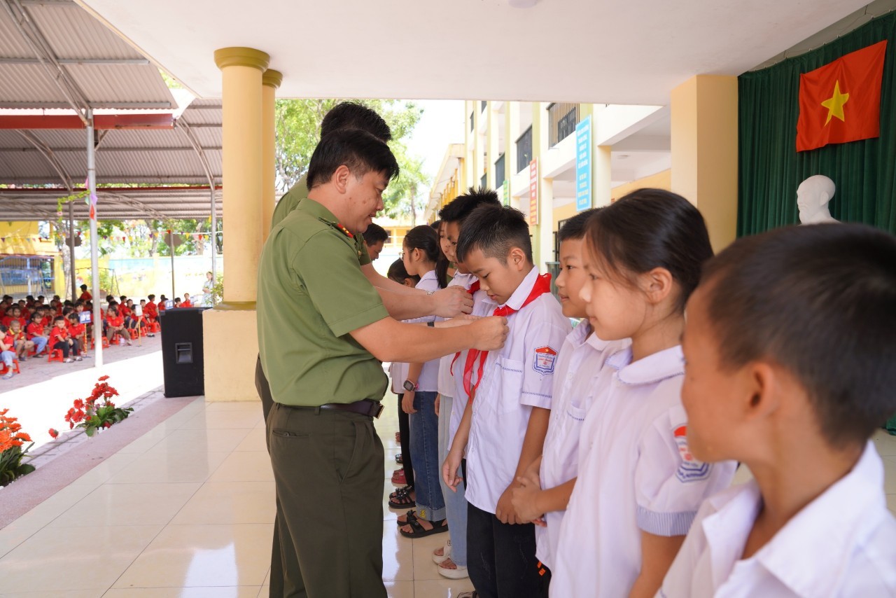 Cán bộ, giáo viên Trường ĐH Kỹ thuật - Hậu cần CAND dâng hương tại khu di tích Sáu điều Bác Hồ dạy CAND