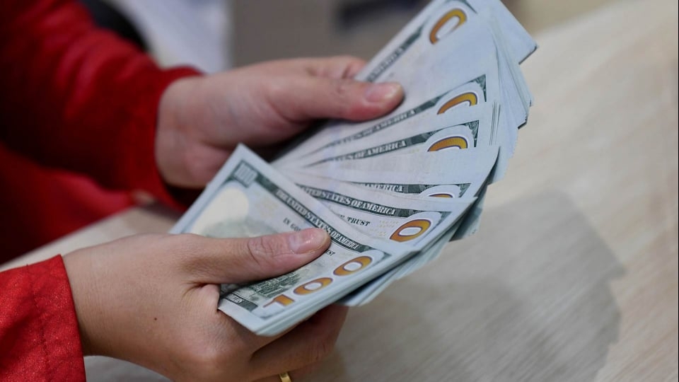 Giá USD "chợ đen" tăng nóng, vượt đỉnh 26.500 đồng