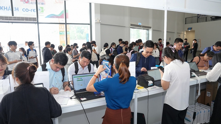 Hàng trăm doanh nghiệp Hàng trăm doanh nghiệp