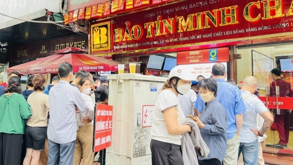 Giá vàng tăng, giảm "chóng mặt", nhà đầu tư "đứng ngồi không yên"