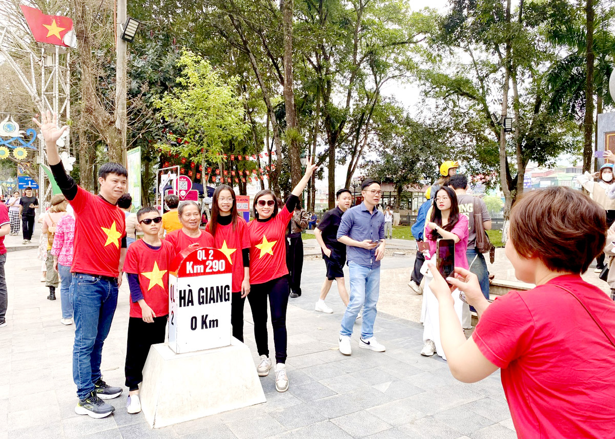 Du khách mang tình yêu, niềm tự hào đến với Hà Giang.