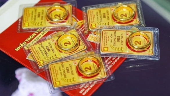 Giá vàng miếng "bất động" ở mức 122 triệu/lượng, vàng nhẫn "loạn giá"
