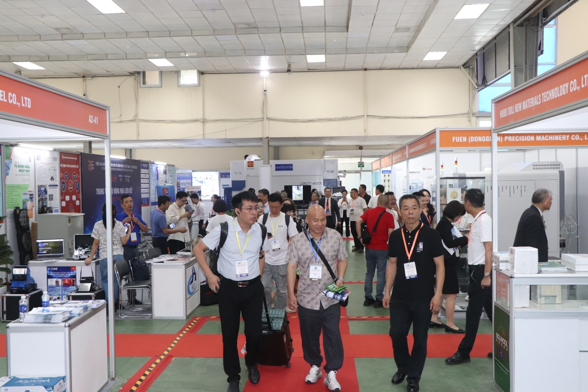 Triển lãm năm nay thu hút hơn 250 gian hàng từ 200 tổ chức, doanh nghiệp và đơn vị nghiên cứu trong nước, quốc tế. Ảnh: Hoàng Tùng Triển lãm năm nay thu hút hơn 250 gian hàng từ 200 tổ chức, doanh nghiệp và đơn vị nghiên cứu trong nước, quốc tế. Ảnh: Hoàng Tùng