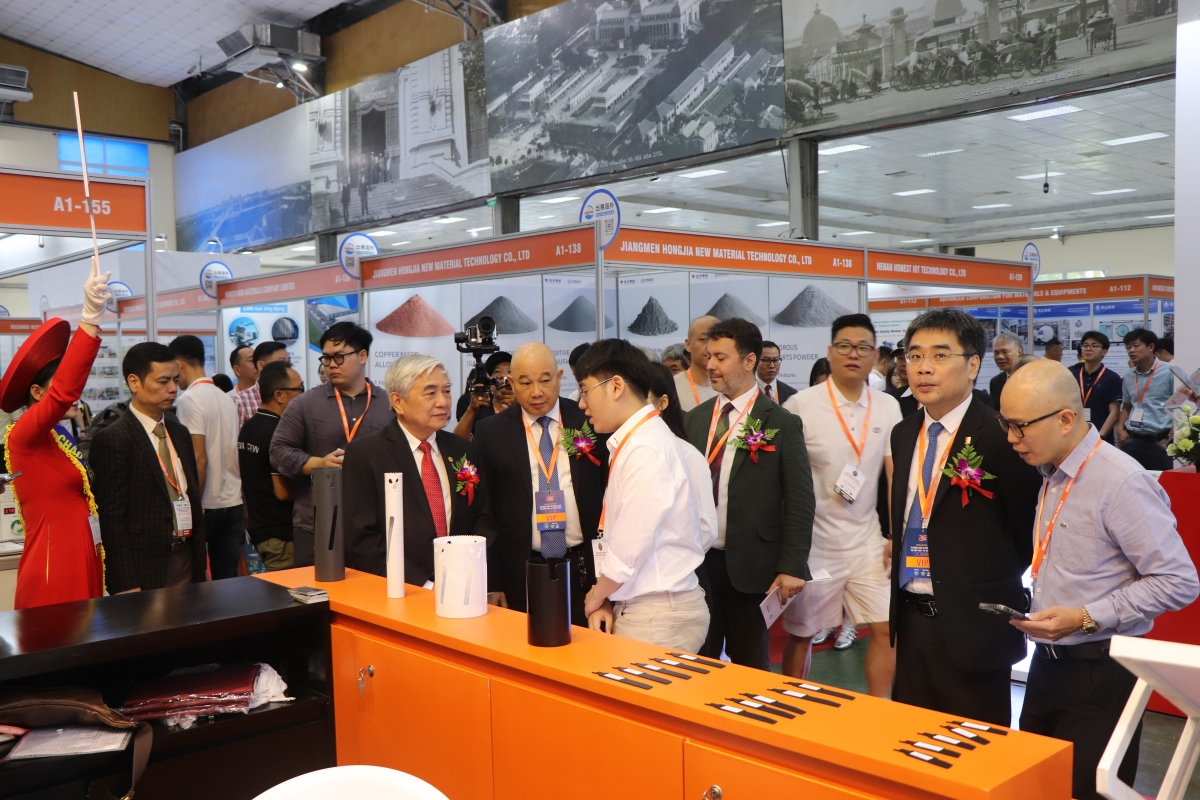 Triển lãm thu hút đông đảo khách tham quan. Ảnh: Hoàng Tùng Triển lãm thu hút đông đảo khách tham quan. Ảnh: Hoàng Tùng