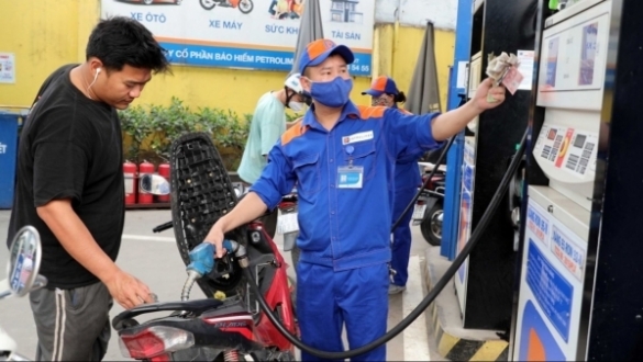 Giá xăng giảm nhẹ, giá dầu tăng mạnh trong chiều 22/5