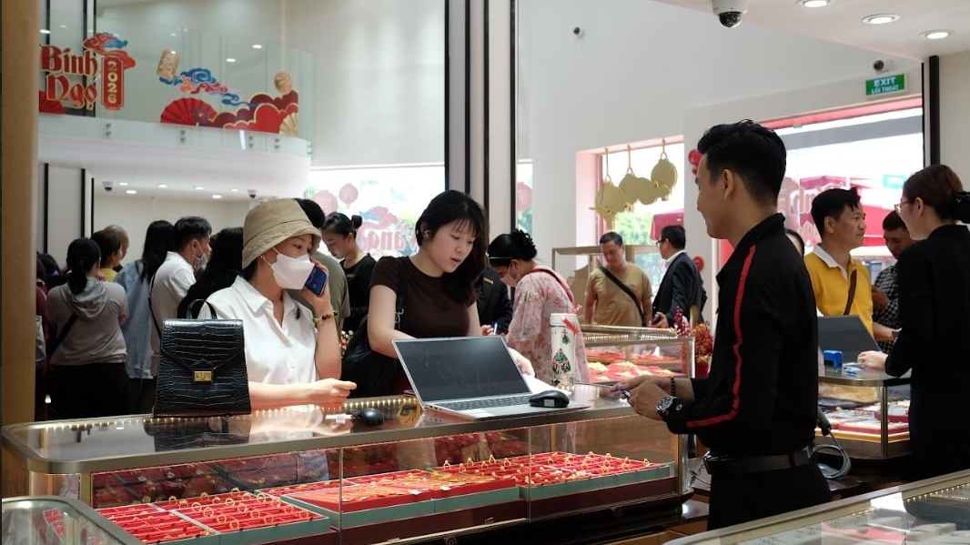 Giá vàng tuần qua: Người "ôm vàng" lỗ nặng khi giá vàng liên tục giảm