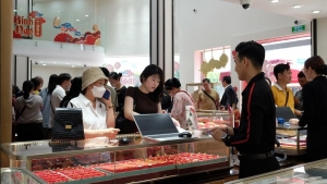 Giá vàng tuần qua: Người "ôm vàng" lỗ nặng khi giá vàng liên tục giảm